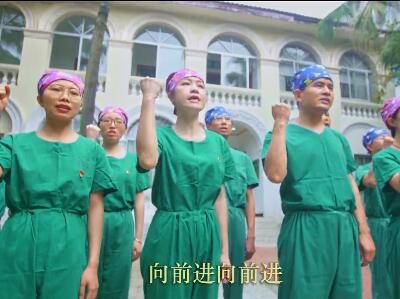 桂医附院人齐唱《我们走在大路上》为中国共产党百年华诞献礼