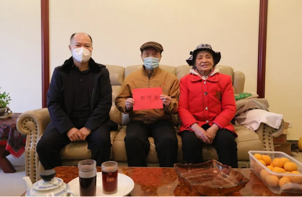 院领导春节前走访慰问老干部、老党员、病困职工