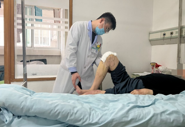 93岁老人双膝骨性关节炎严重影响行走，千里求医桂医附院骨科康复一体化不负重托