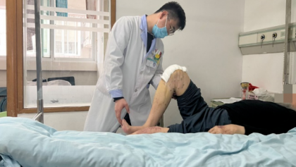 93岁老人双膝骨性关节炎严重影响行走，千里求医桂医附院骨科康复一体化不负重托