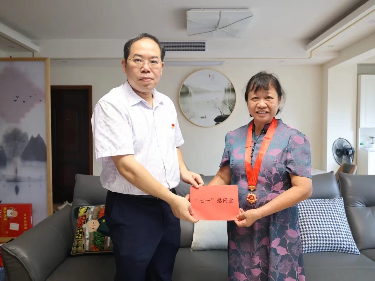 桂医附院领导走访慰问离退休干部、光荣在党50年党员、困难党员、乡村振兴工作队员