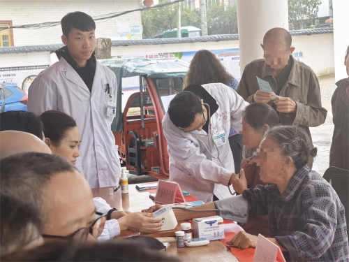 党建引领践初心 下乡义诊暖瑶乡 ——我院胃肠外科党支部联合多科室开展基层健康巡讲