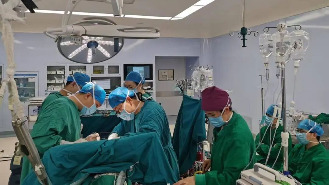 男子突发致命主动脉夹层，桂林医科大学第一附属医院专家团队深夜紧急手术“拆弹”