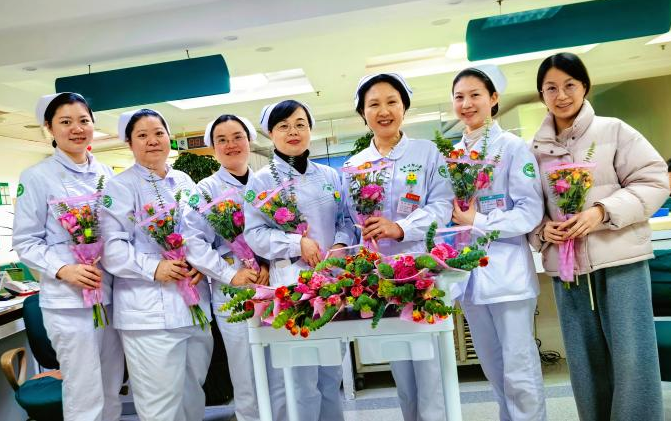 花香伴康复 温情满病房  ——关节与运动医学科开展三八妇女节慰问活动
