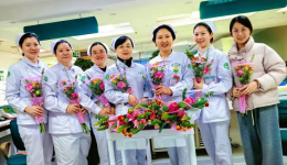花香伴康复 温情满病房  ——关节与运动医学科开展三八妇女节慰问活动
