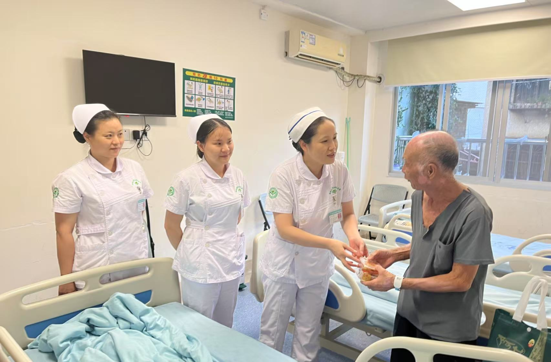 白袍映初心 勤廉写大爱 —— 勤廉榜样唐冬媛